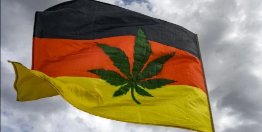 Flaga Niemiec z liściem marihuany